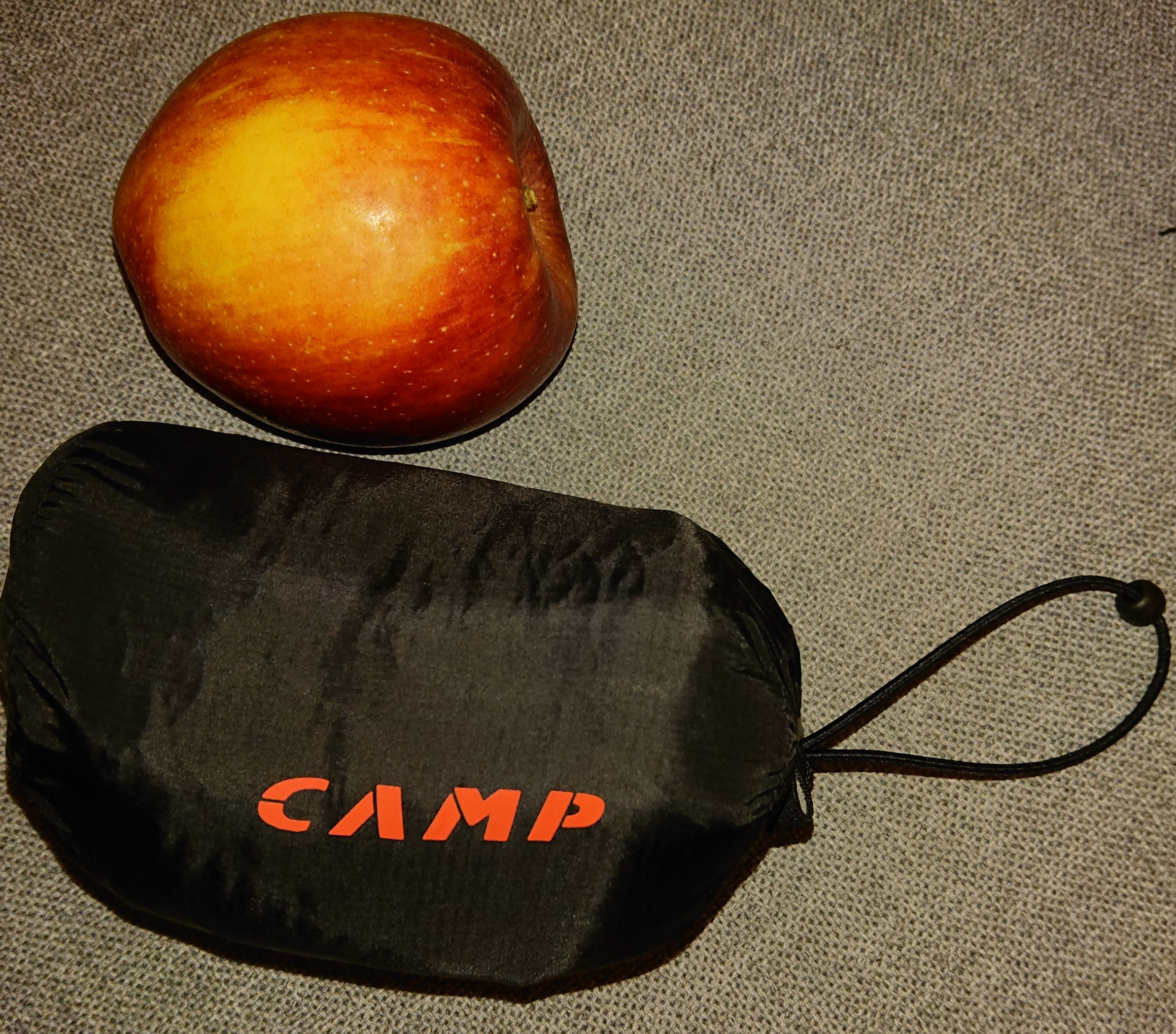Größenvergleich mit einem leckeren Apfel