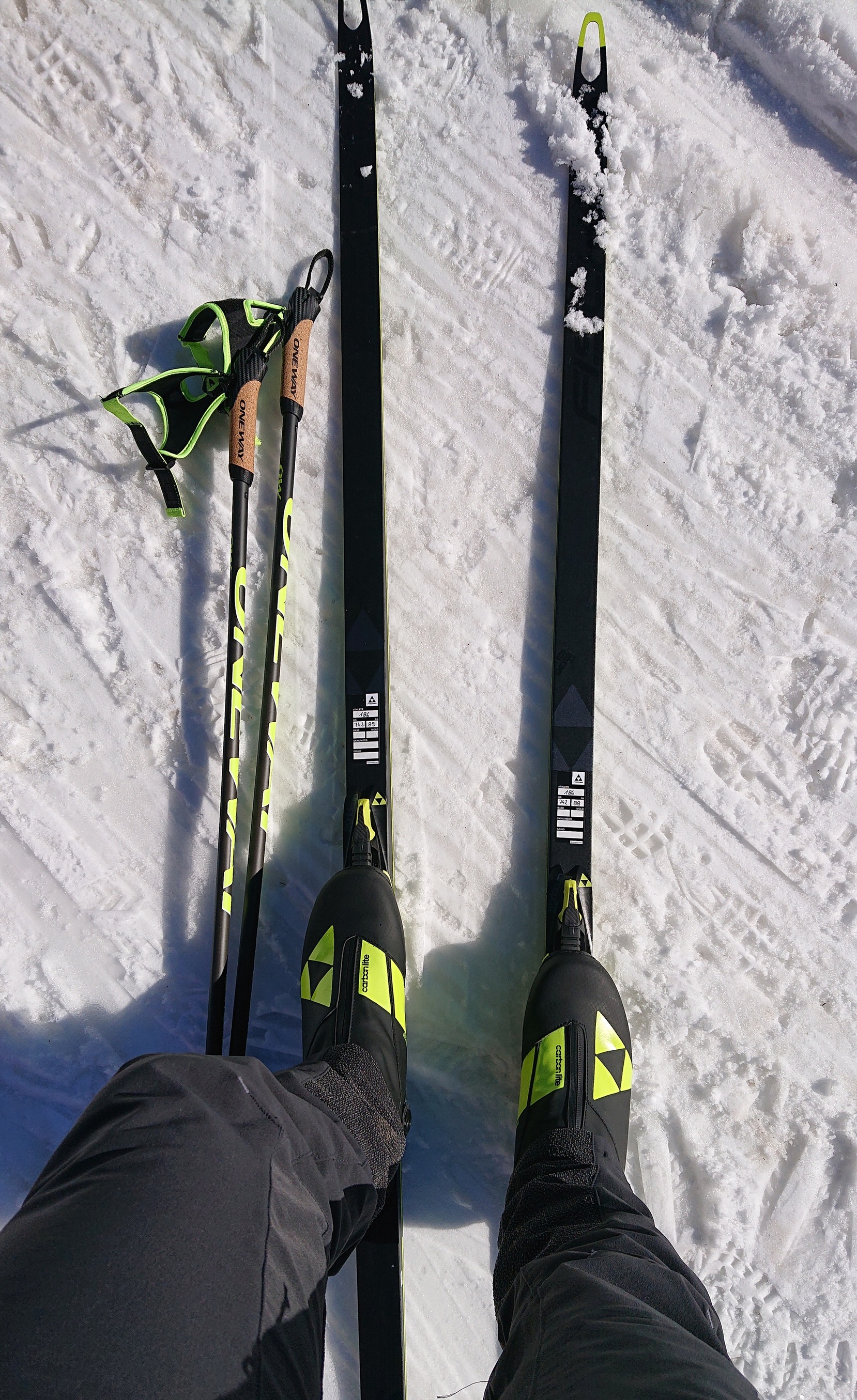 Ski, Schuhe und Stöcke