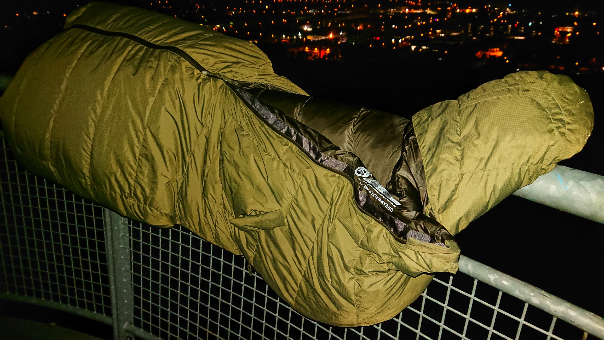 Schlafsack auf Gitter