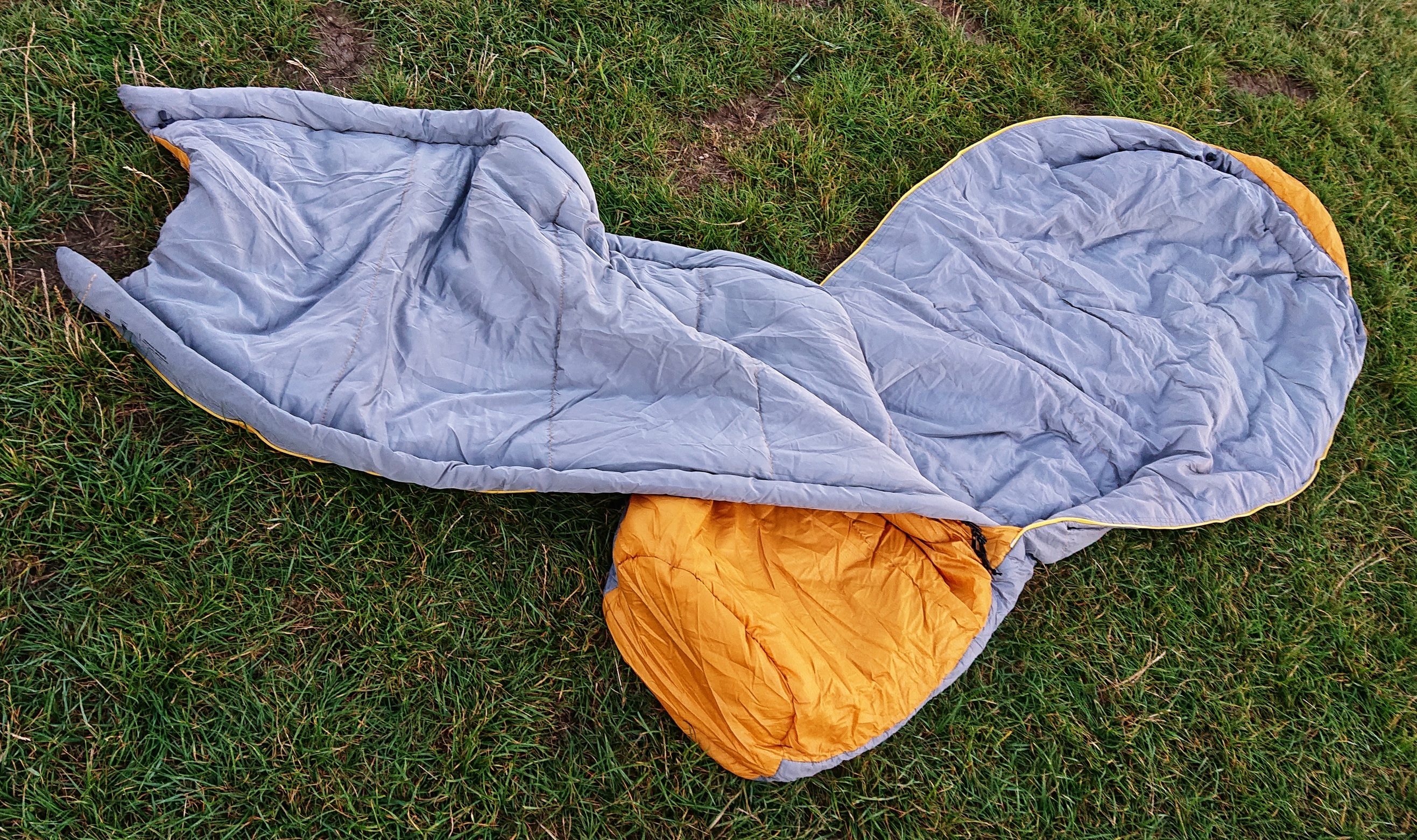 Schlafsack zum Lüften seitlich weggeklappt