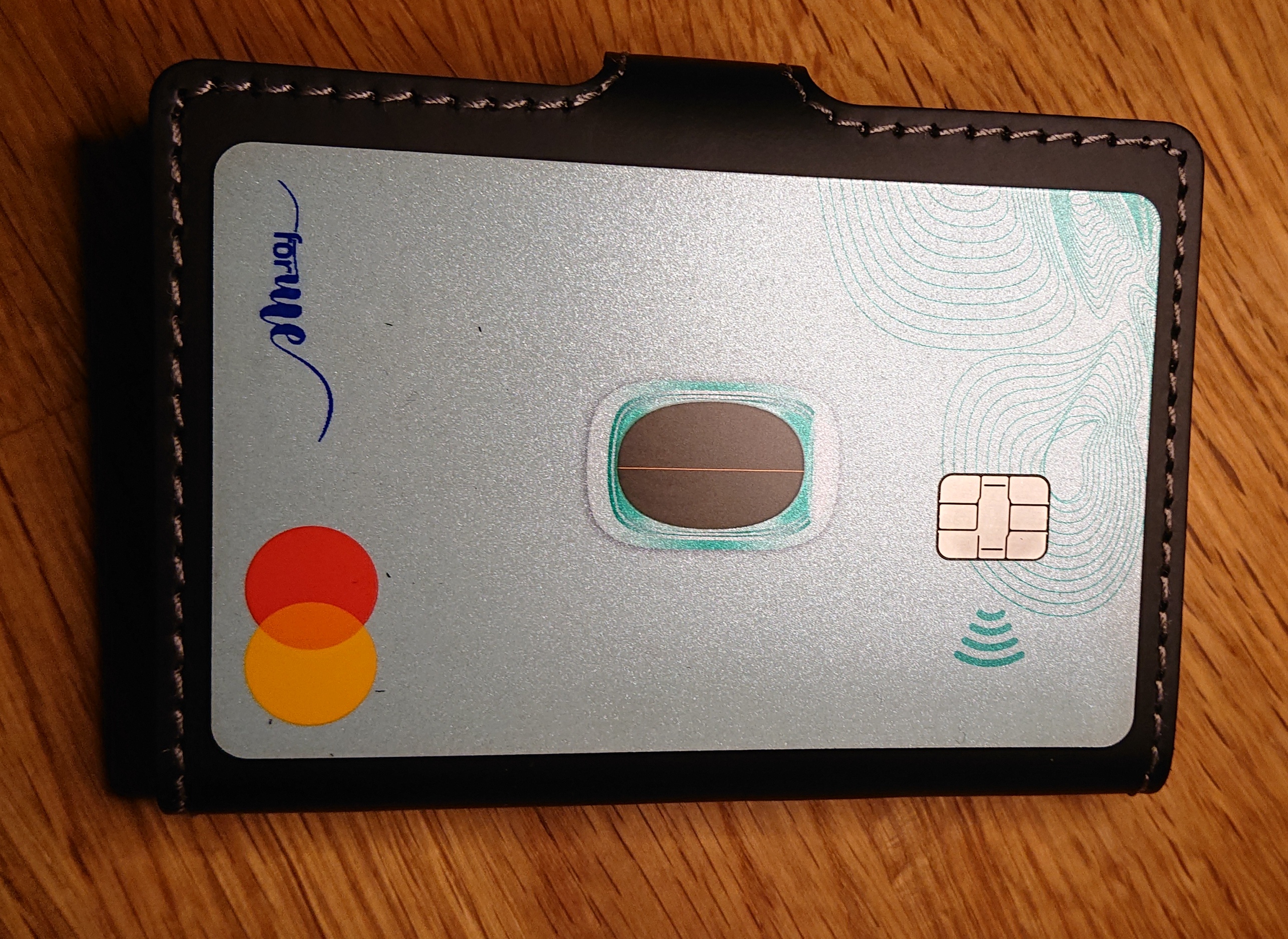 Wallet mit Kreditkarte zum Größenvergleich