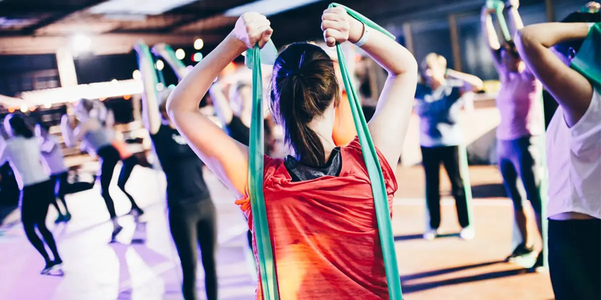 Das Gymnastikband unterstützt dich beim Heimtraining