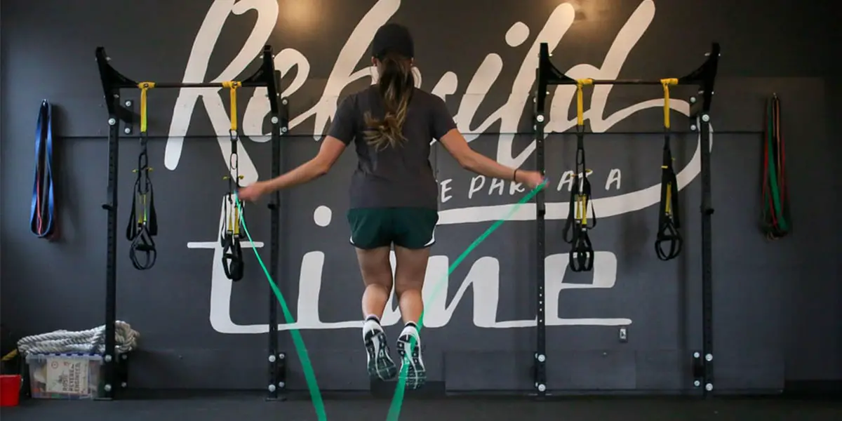 Das Sprungseil ist ein Klassiker beim Heimtraining