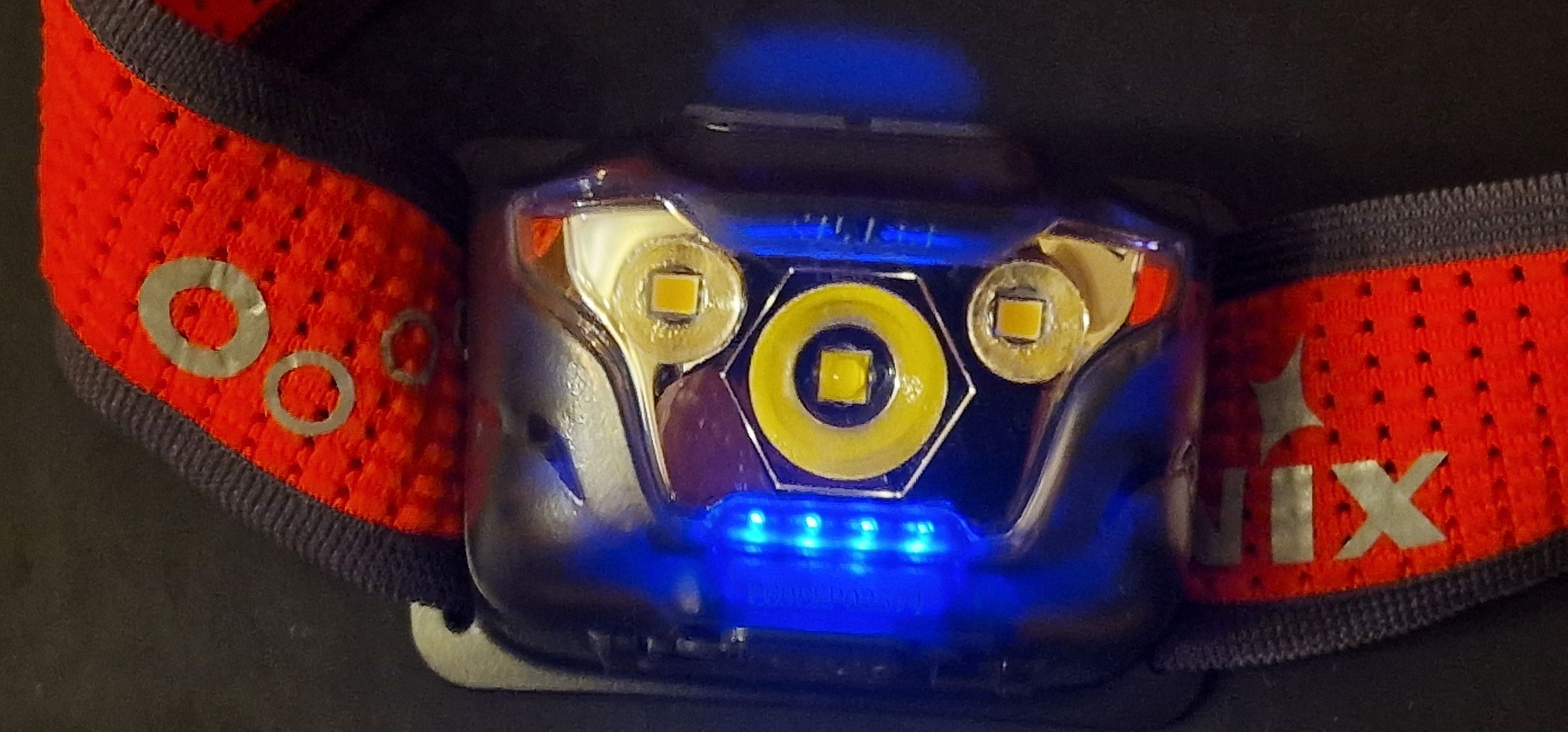 4 blaue LED Lämpchen zeigen zuverlässig den Batteriestand an. Wichtig, um unterwegs nicht von der Dunkelheit überrascht zu werden. Nicht selbstverständlich für eine Kopflampe aus dem Preissegment.