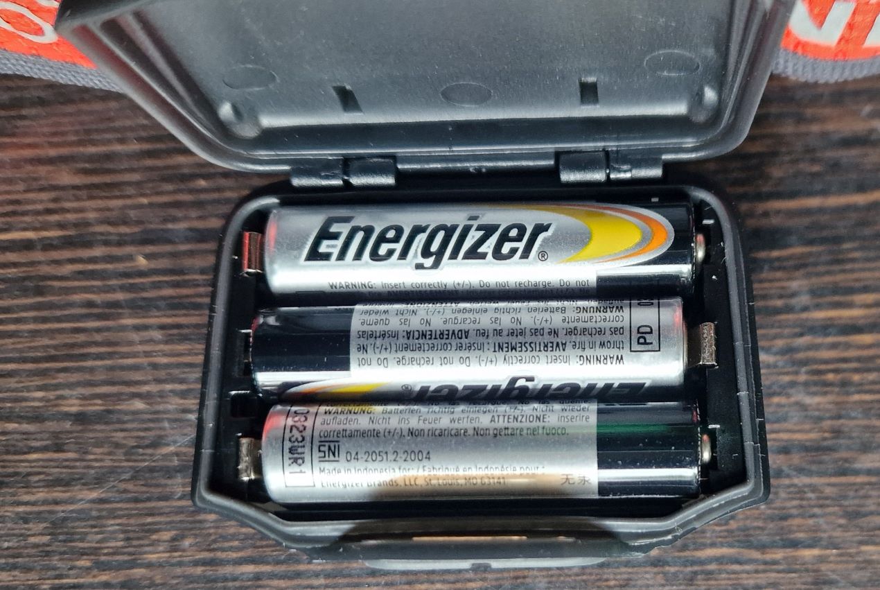 Alternative zum Akku kann die Lampe mit der AAA-Batterien mit Strom versorgt werden