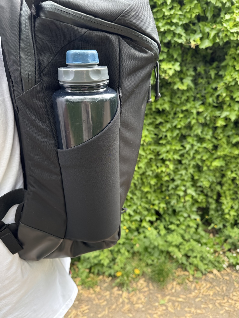 1,5 Liter Flasche in der Seitentasche. Größer darf die Flasche allerdings nicht werden.