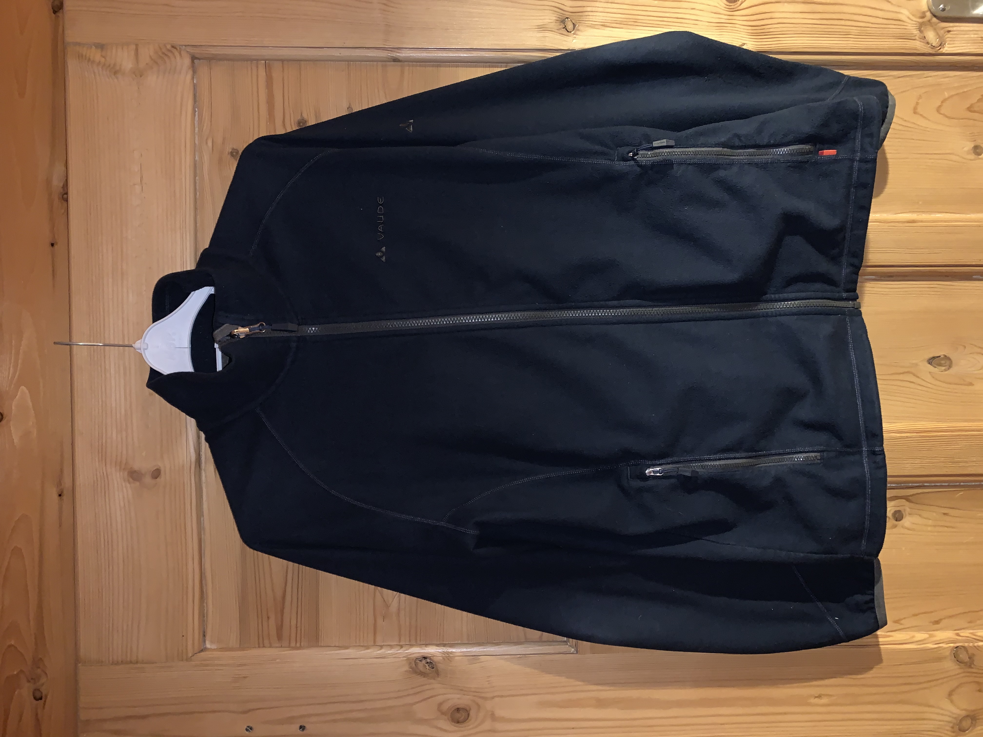 Die Fleecejacke trägt sich sehr angenehm, allerdings schwitze ich darin relativ schnell