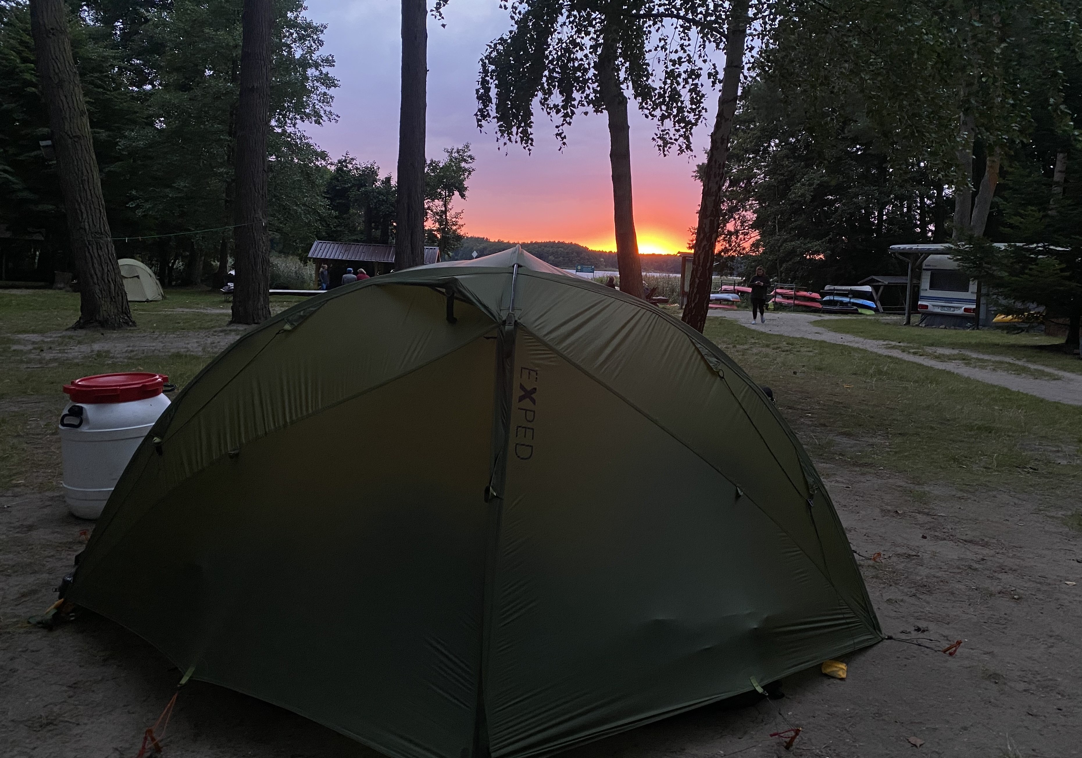 Zelt im Sonnenuntergang
