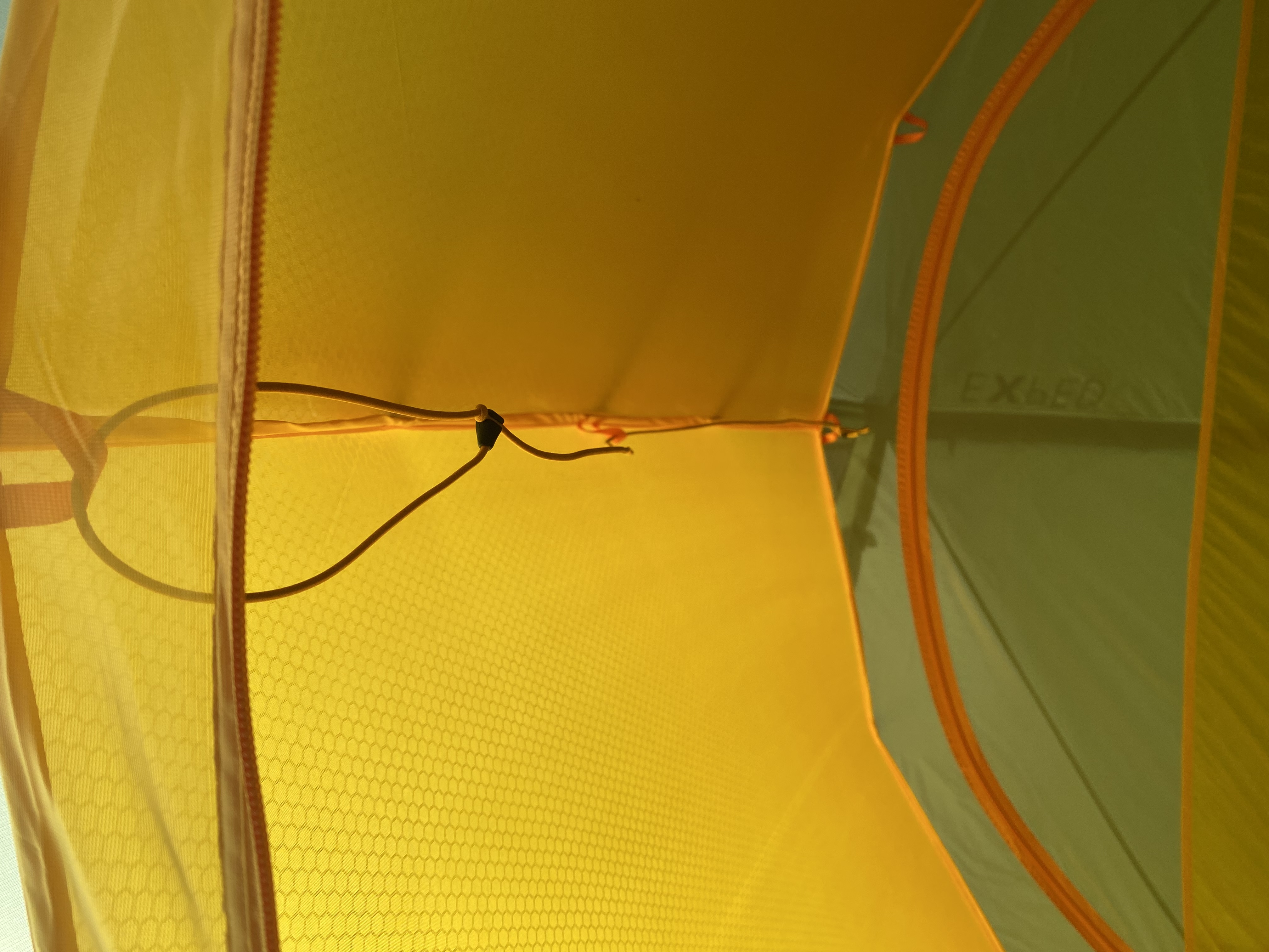 Abspannleine an der Decke des Zeltes