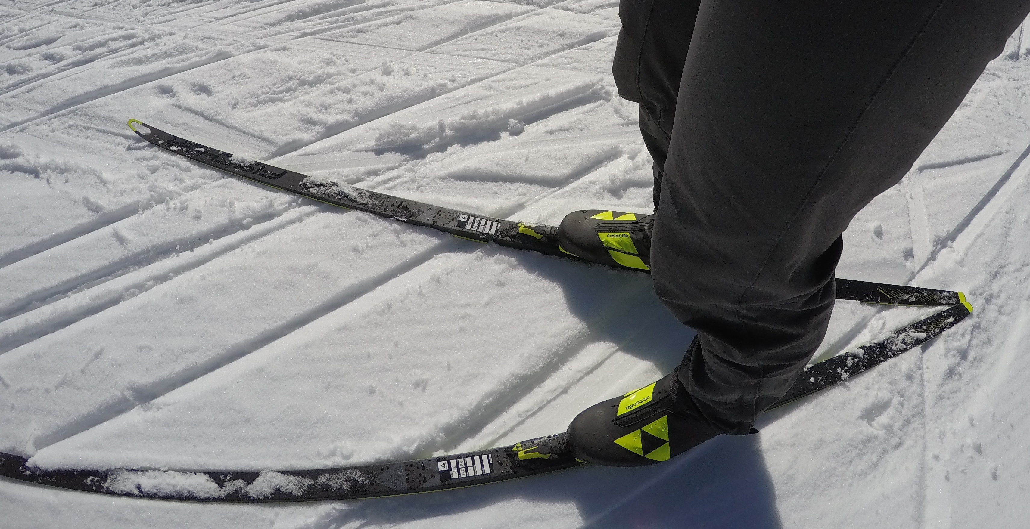 Langlaufski auf Loipe