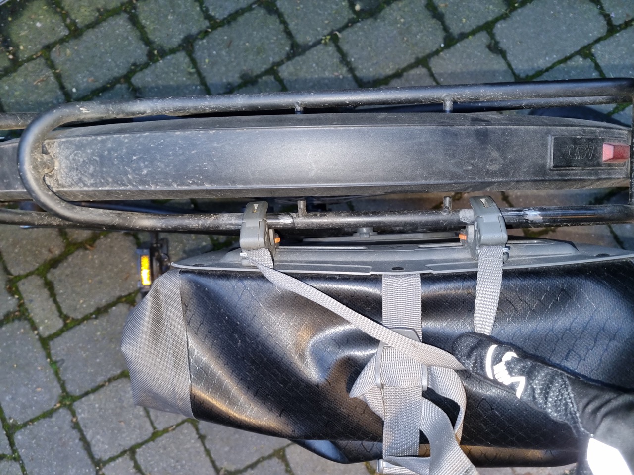 Tasche am Rad befestigt. Lackablösung sichtbar.