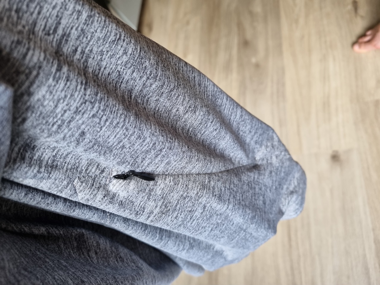 Aussenansicht Secrid Portemonaie, Schlüssel, AirPods Case in der Tasche (Handy wurde fürs Fotos gebraucht)