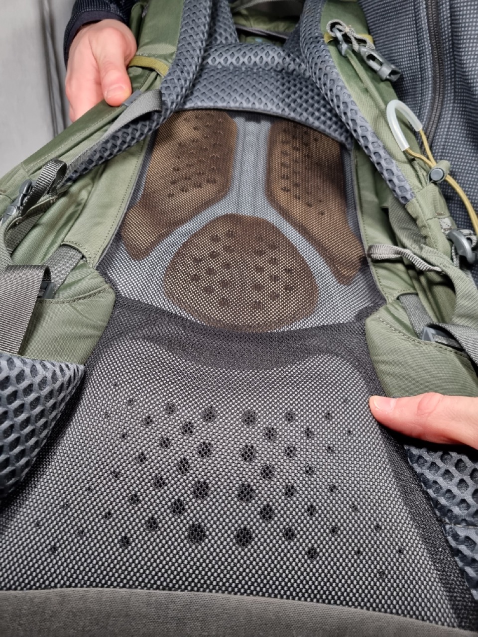 Material der Rückenauflage (schön luftig und ohne Stoff, zieht damit kein Schweiß ein)