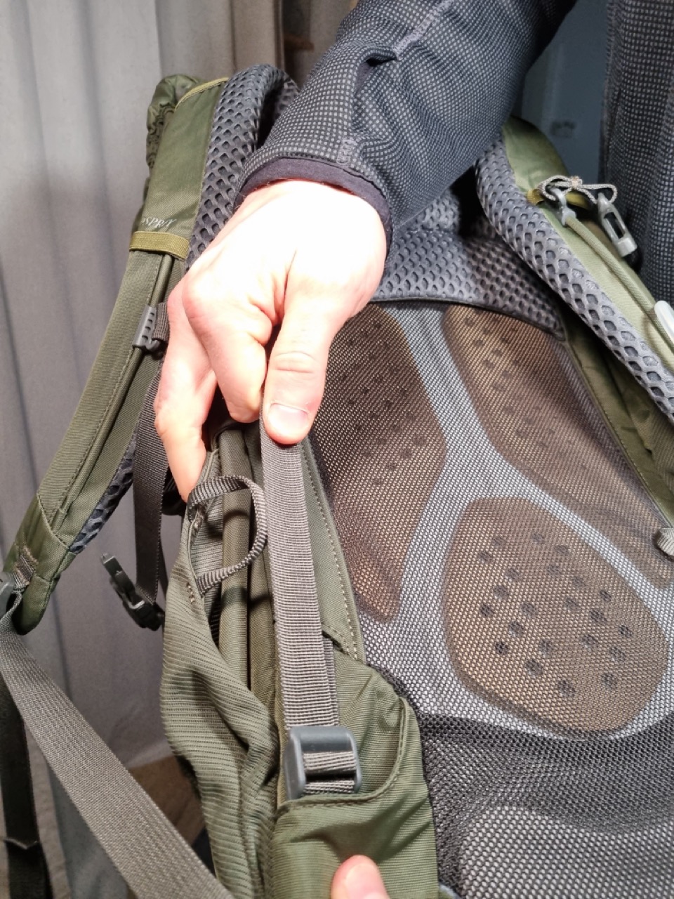 Hier verstellt man die Größe, benötigt etwas Kraft und ist frickelig, dafür lässt sich die Größe schön anpassen.