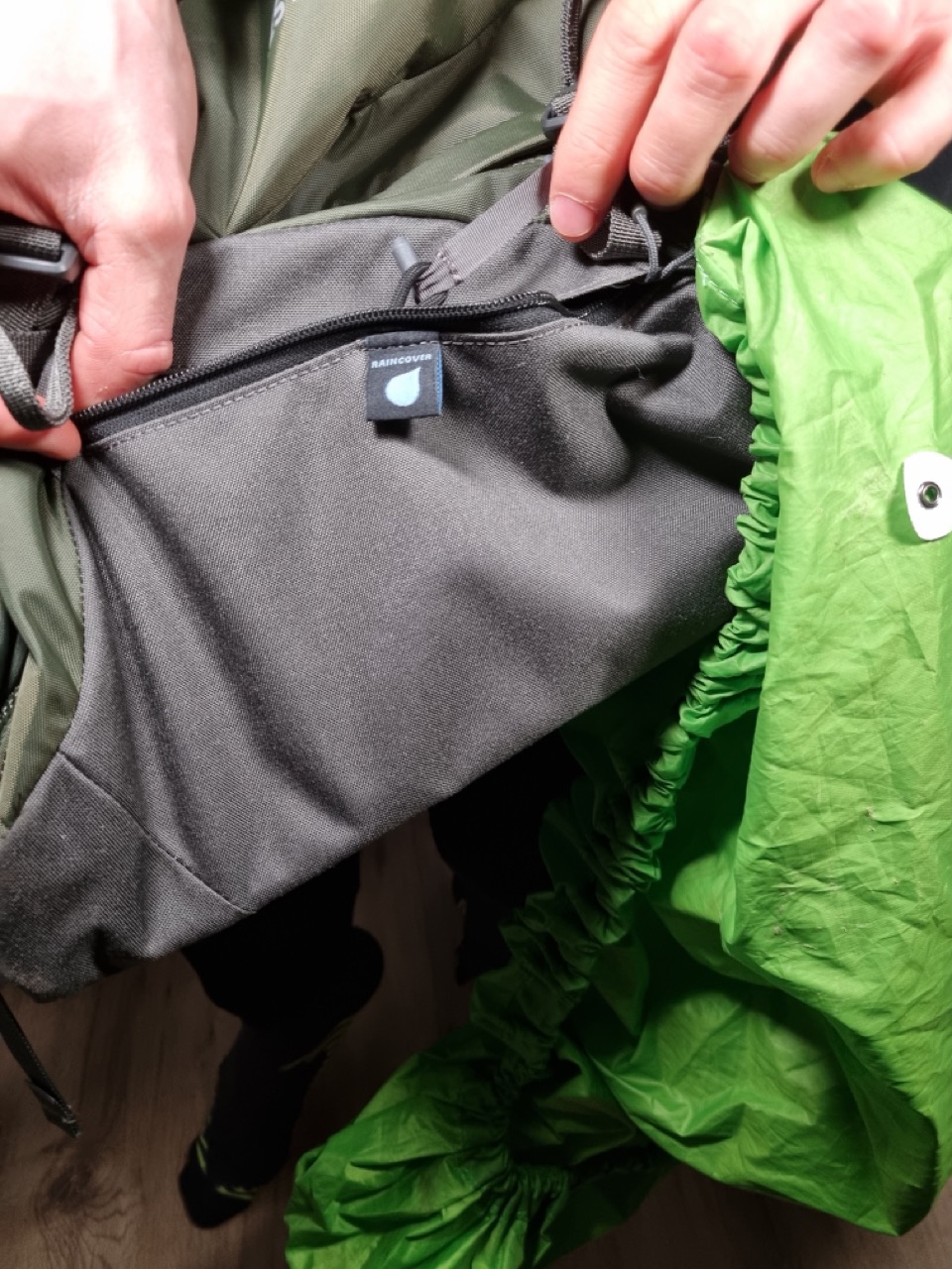 Bodenfach mit Regencape (leider etwas zu klein, wenn der Rucksack richtig voll ist)