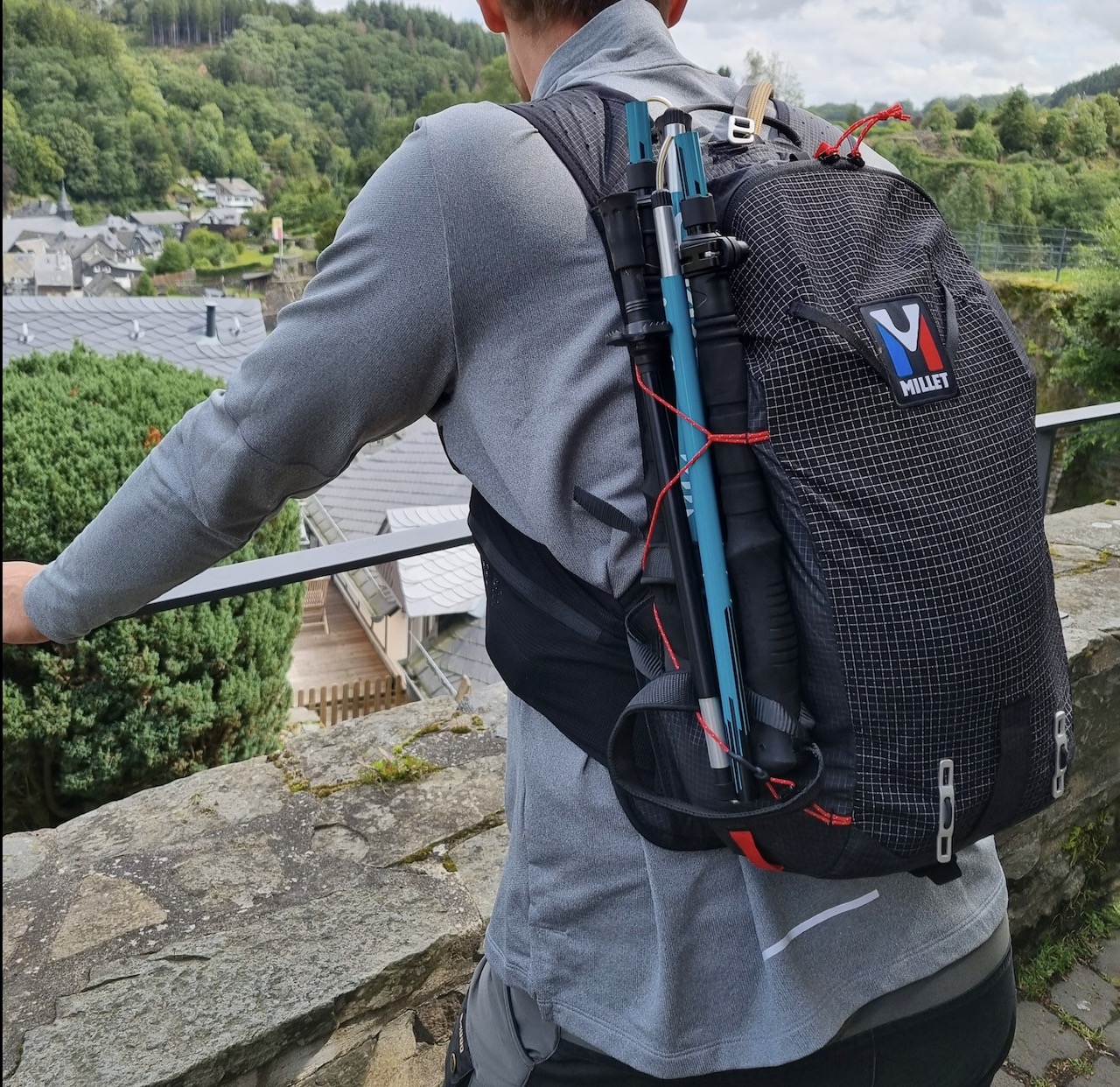 Stöcke am Rucksack befestigt.