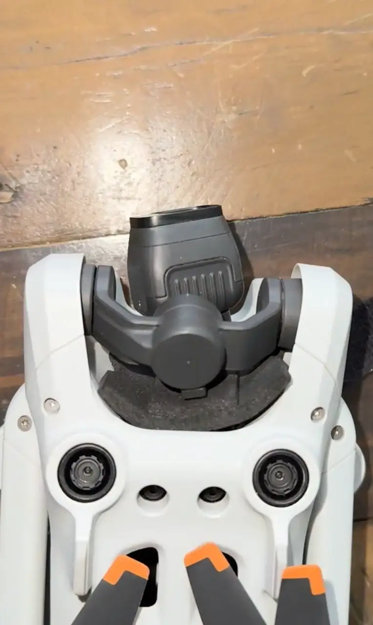 Schaumstoff unter dem Gimbal schützt diesen empfindlichen Kamera Part. Ich habe den aus Unwissenheit bei meiner ersten Drohne weggeworfen.