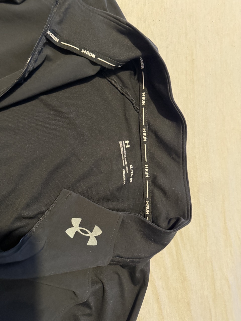 Halsbereich, Shirt lässt sich tief öffnen