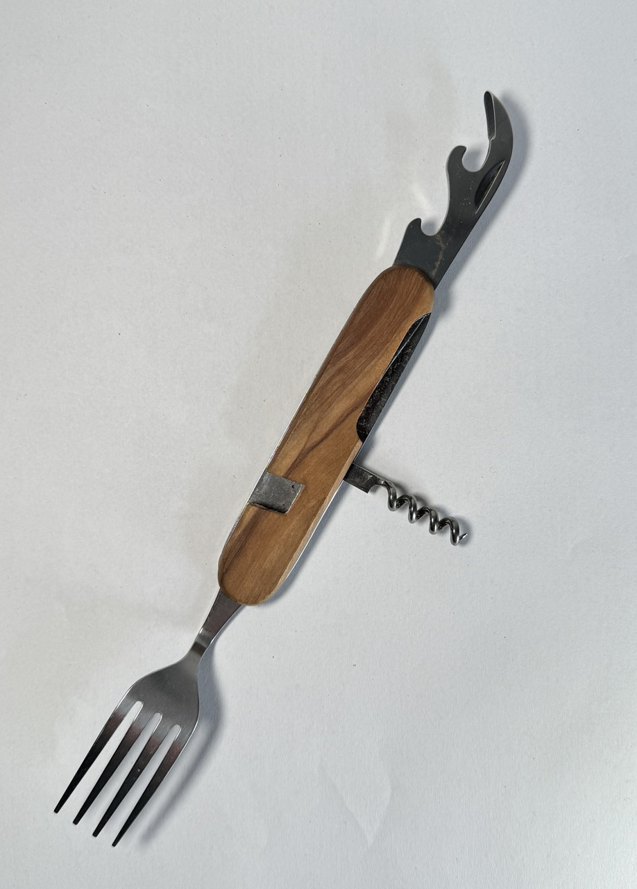 Besteck aufgeklappt. Messer, Korkenzieher und Flaschenöffner.