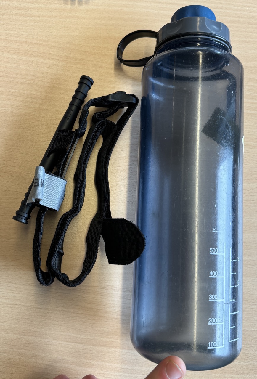 Größenvergleich neben einer 1,5L Nalgene Flasche.