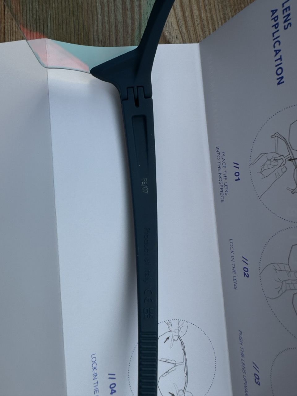 Rillen (rechts im Bild) halten die Brille am Kopf