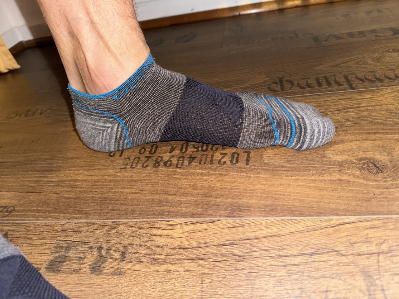 Socken gehen knapp über den Knöchel 