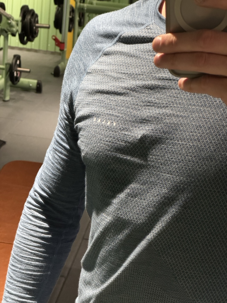 Shirt mit Brustgurt darunter (sieht man nur bei genauem Hinschauen)