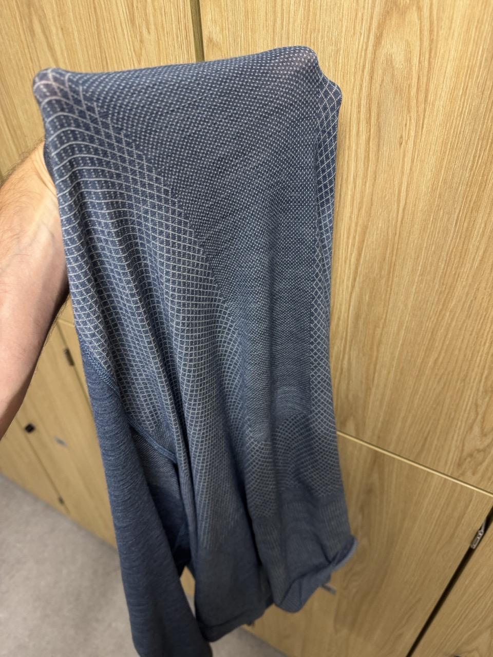Sehr durchgeschwitztes Shirt nach 1,5h Training (im Gym)