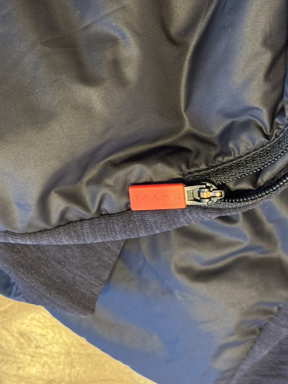 Details: Falke Logo auf dem Zipper