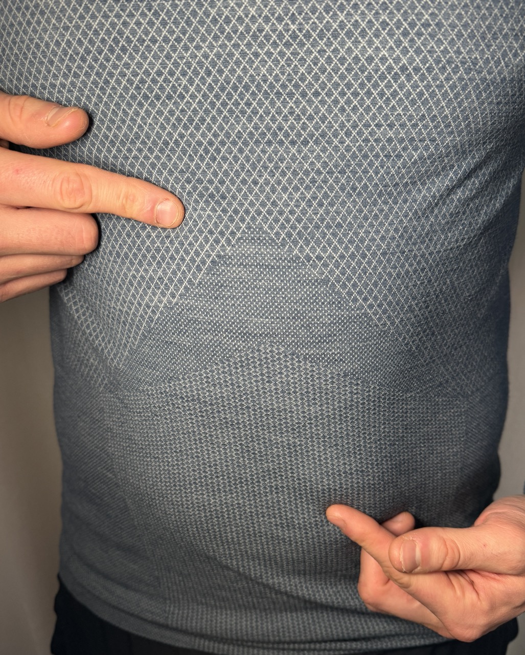 Das Material ist im Bauchbereich mit unterschiedlichen Mustern gearbeitet.
