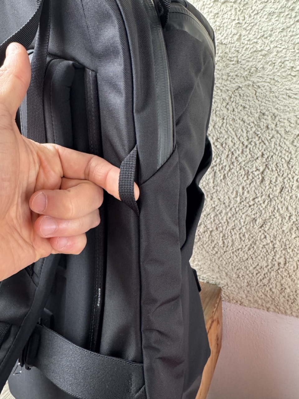 Getapte Reißverschlüsse und die Halterung für die Kompressionsriemen