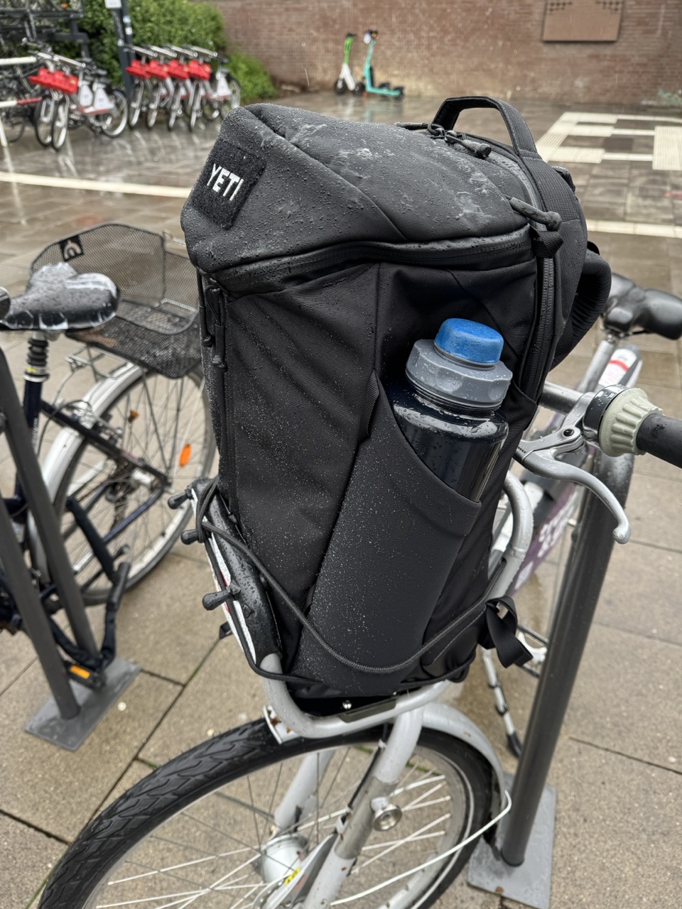 Die Spanngummis halten den Rucksack gut am Platz, auch wenn man über einen Bordstein fährt.