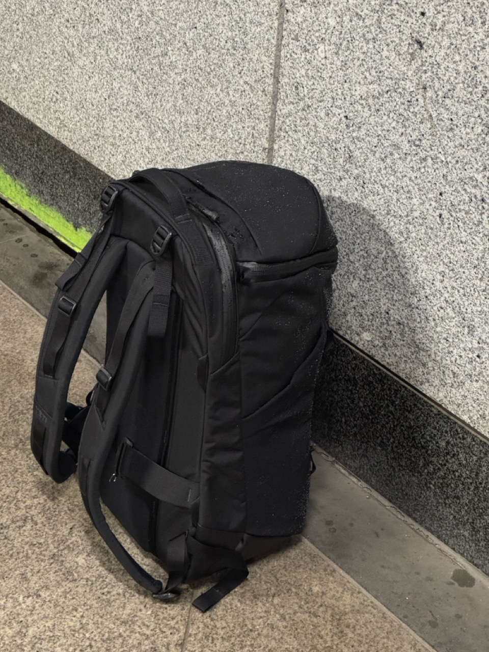 Rucksack steht stabil auf dem Boden (am Bahnhof)