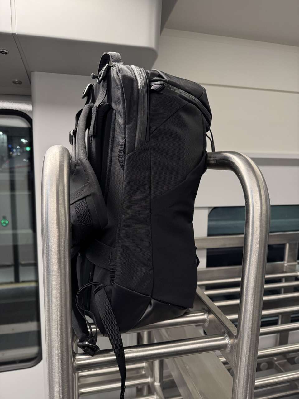 Im Regio passt der Rucksack gut in die kleine Gepäckablage rein.