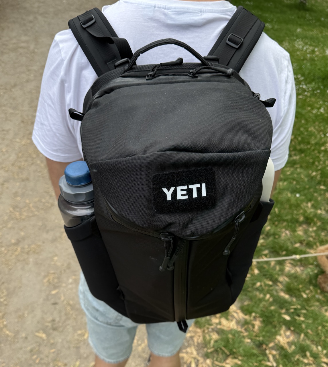 Rucksack auf dem Rücken.