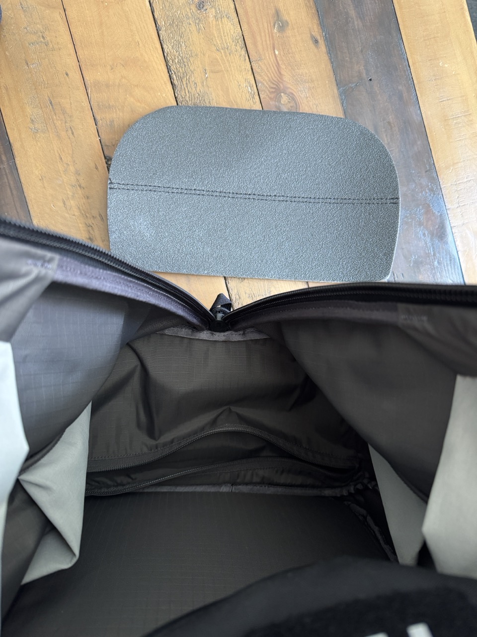 So sieht die Ground Control Basis aus, wenn man diese aus dem Rucksack entfernt. Ist nicht so leicht und dauert ewig. Der Reißverschluss ist so angebracht, dass man nur sehr schwer dran kommt.