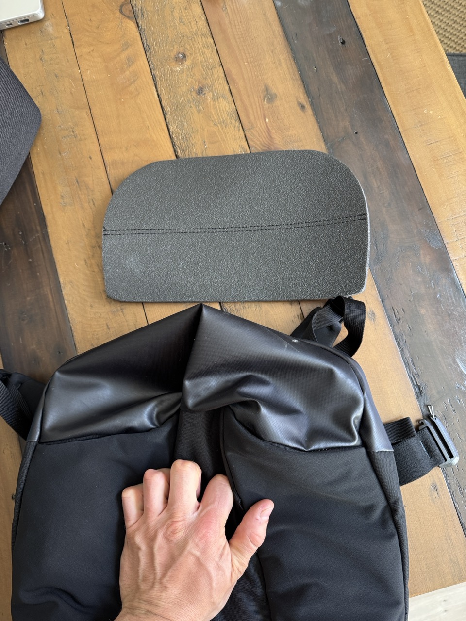 Ohne Ground Control Basis lässt sich der Rucksack auch komprimieren, diese ist aber extrem schwer zu entfernen und wieder anzubringen. Lohnt sich also nur, wenn man den Rucksack länger lagern will.