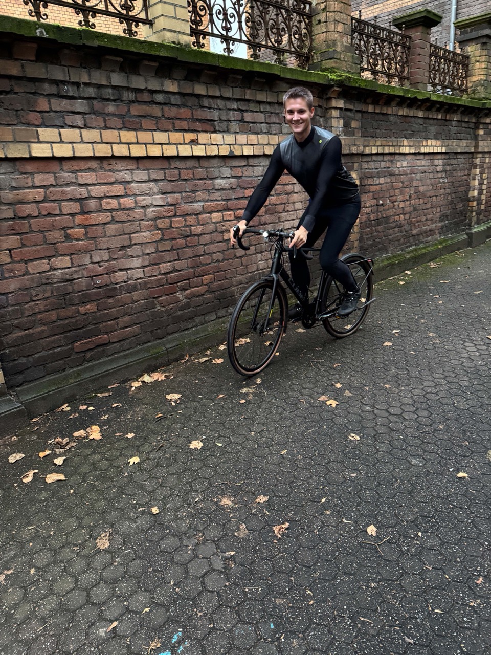 Shirt während des Radfahrens, durch den vorgebeugten Sitz, ist das Shirt ausreichend lang.