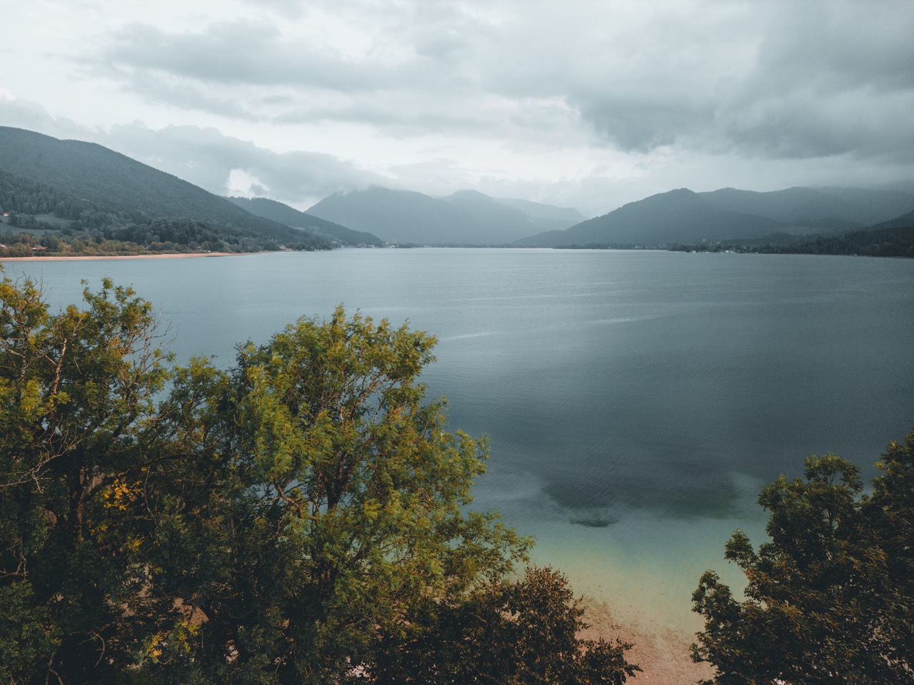 HDR Aufnahme mit dunklem Vordergrund und hellen Bergen im Hintergrund. Fliegen ist hier nur an wenigen Bereichen des Sees erlaubt gewesen. Vor dem Flug unbedingt prüfen.