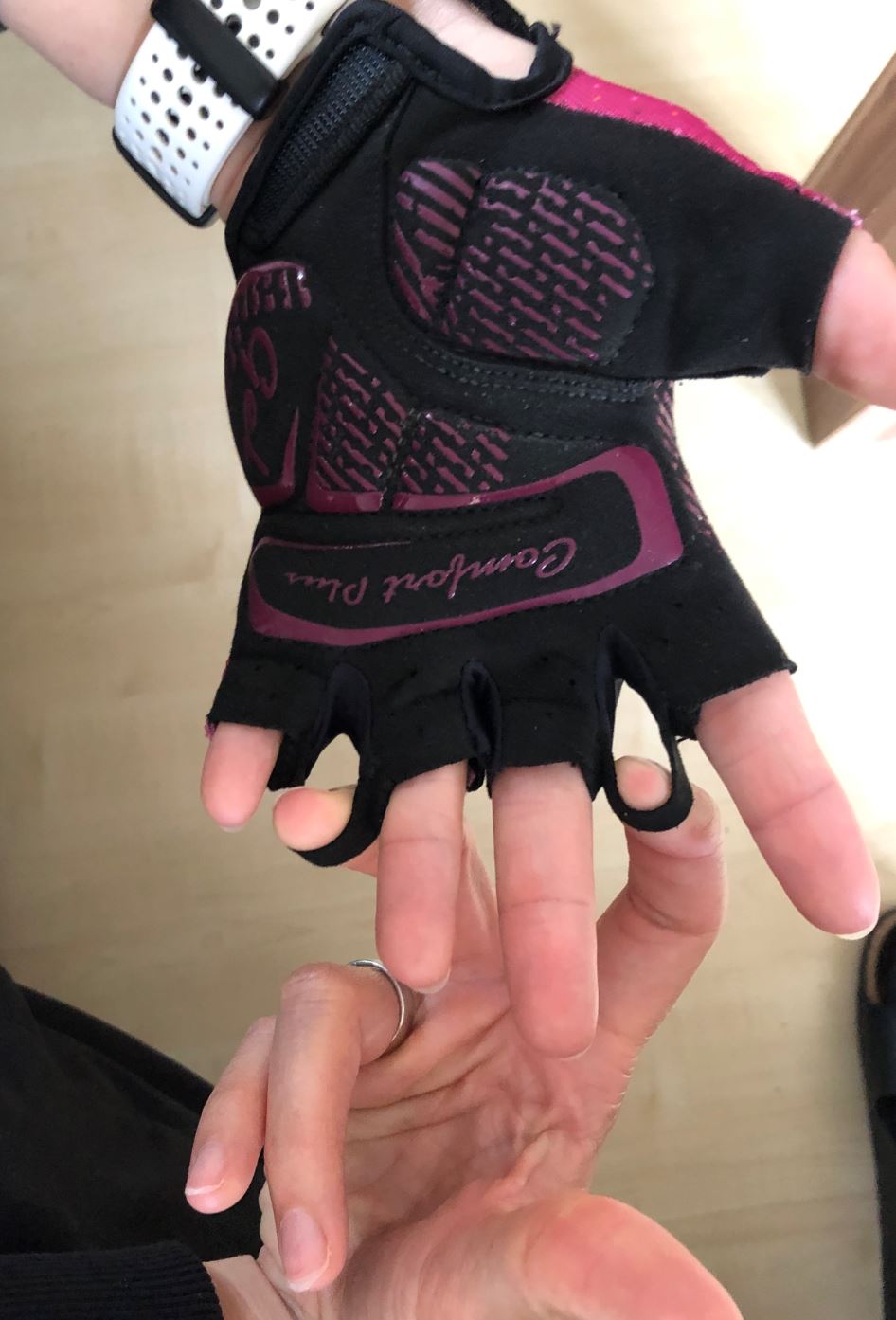 Ausziehschlaufen zwischen den Fingern