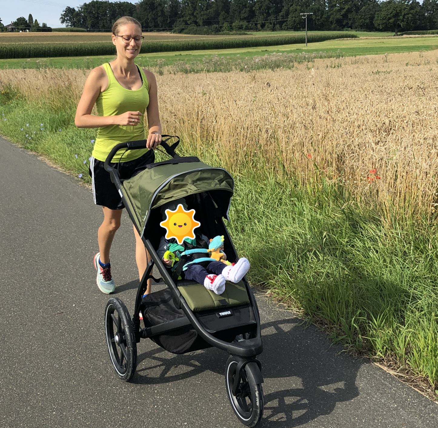 frontal aufgenommen mit Kinderwagen beim Laufen