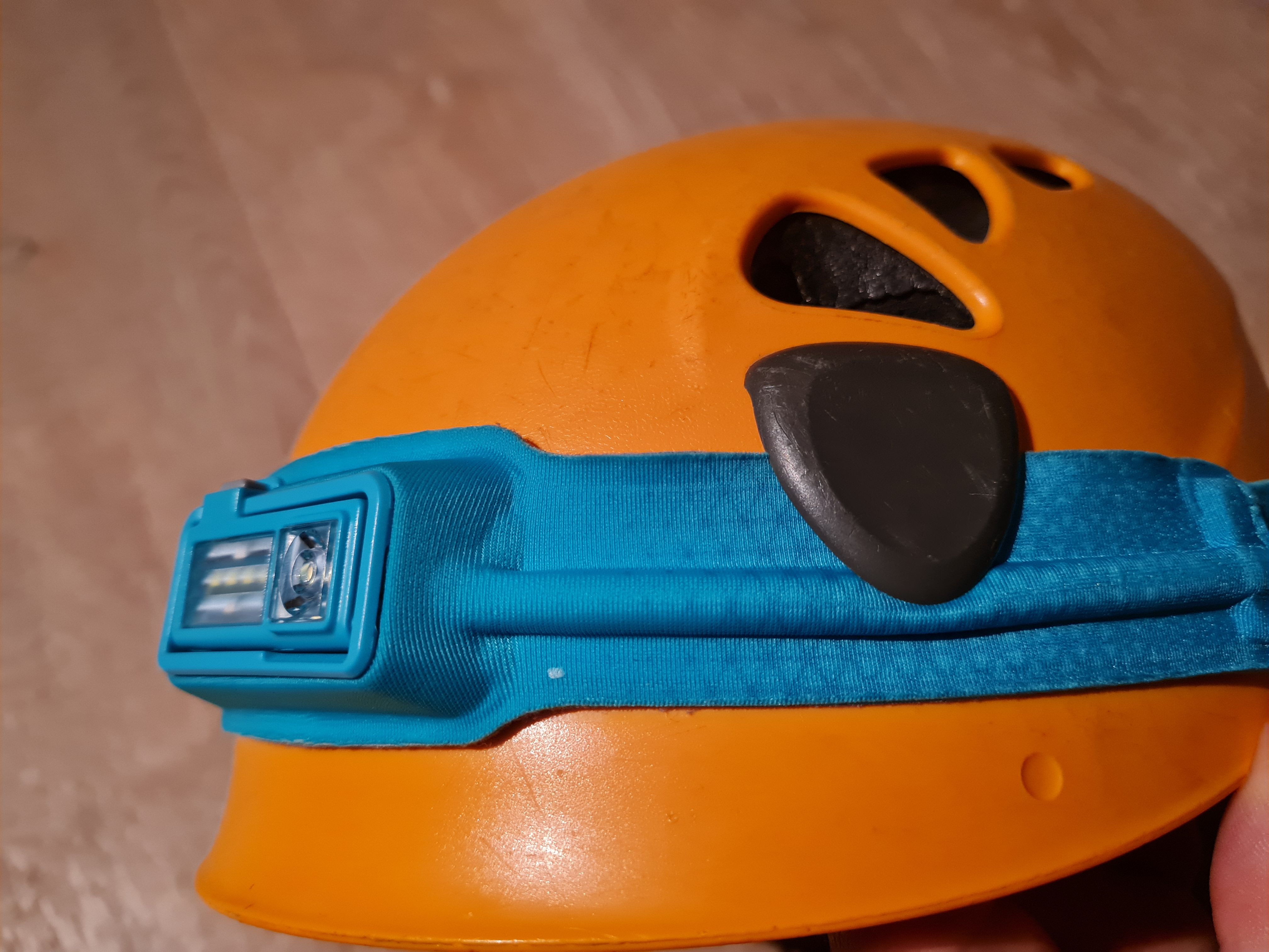 Eher schmale Lampenbefestigung. Auch Seite mit Kabel geht sich gut aus, auch wenn das Kabel leicht gedrückt wird