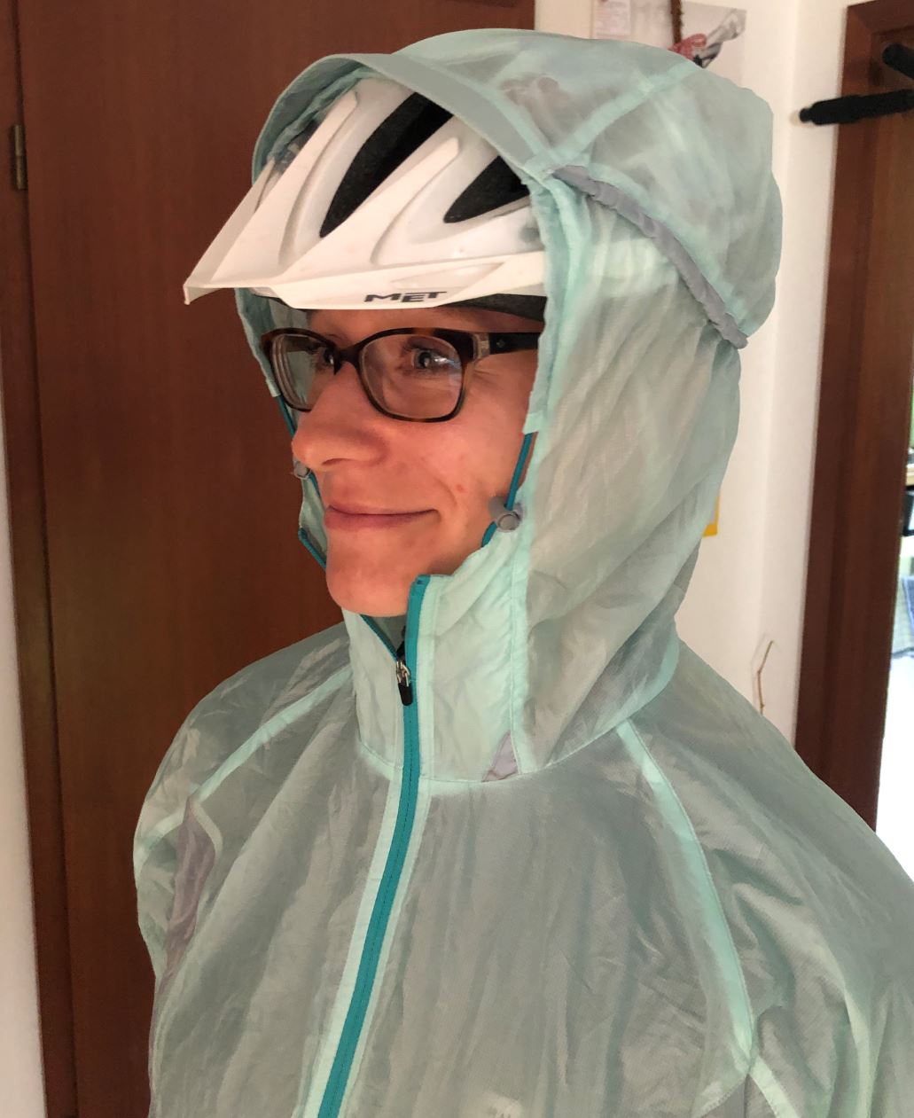 normaler Radhelm unter der Kapuze