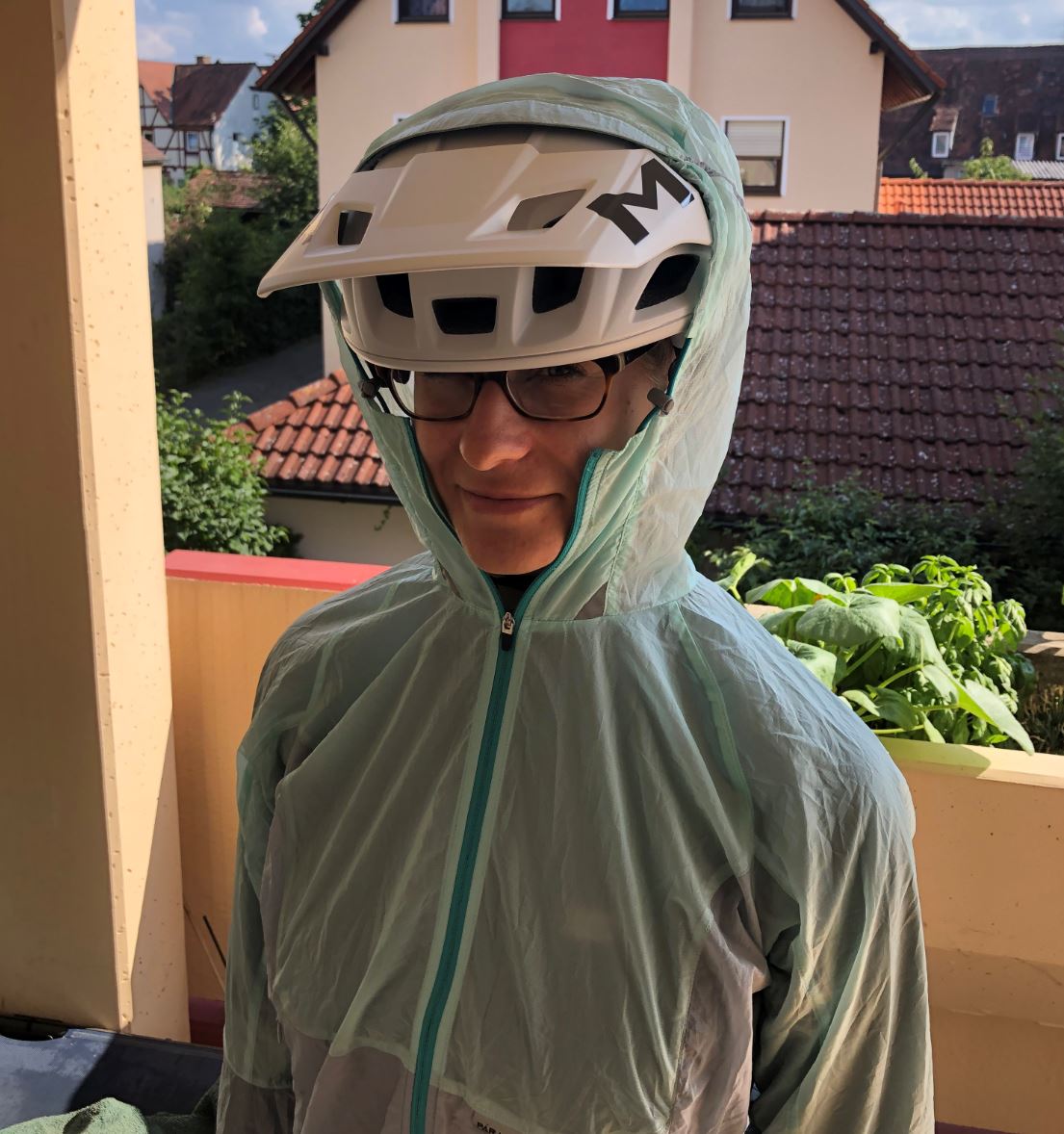 größerer Radhelm unter der Kapuze