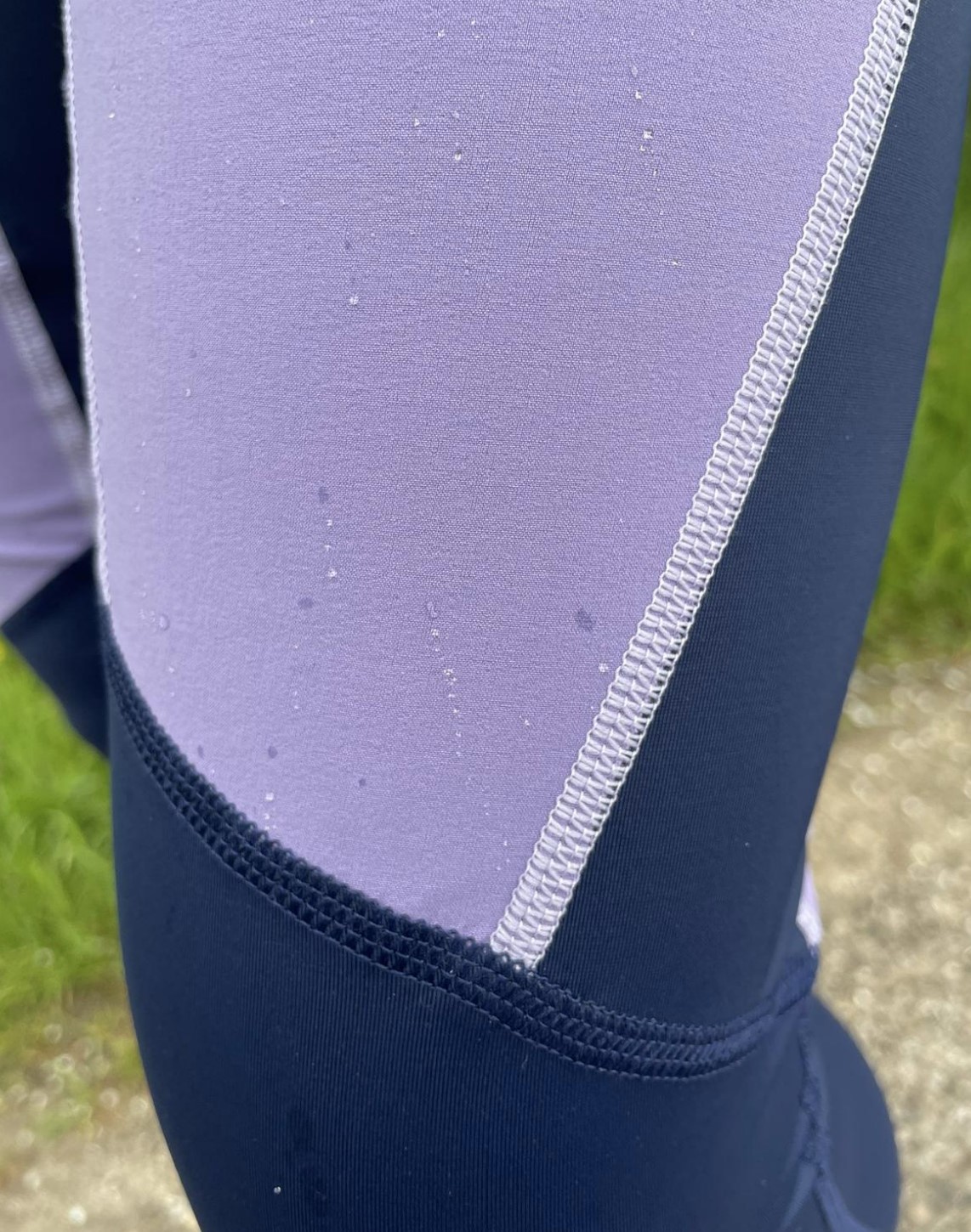 Regentropfen perlen auf der Hose