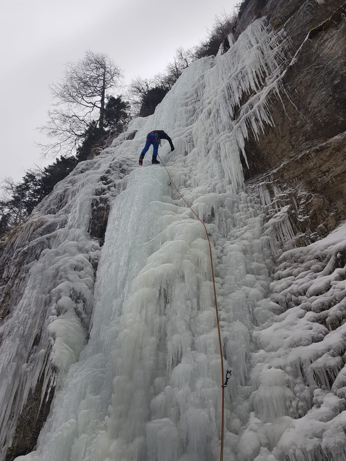 der schuh beim eisklettern