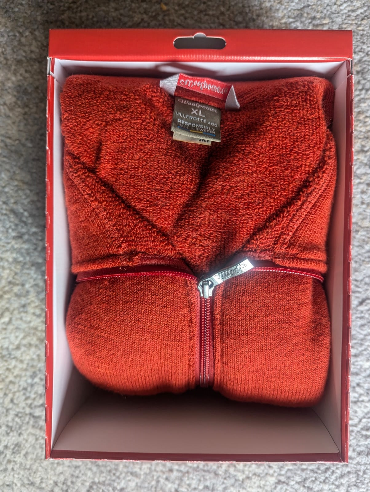 Die Merinowolljacke kommt in einer schönen Verpackung daher