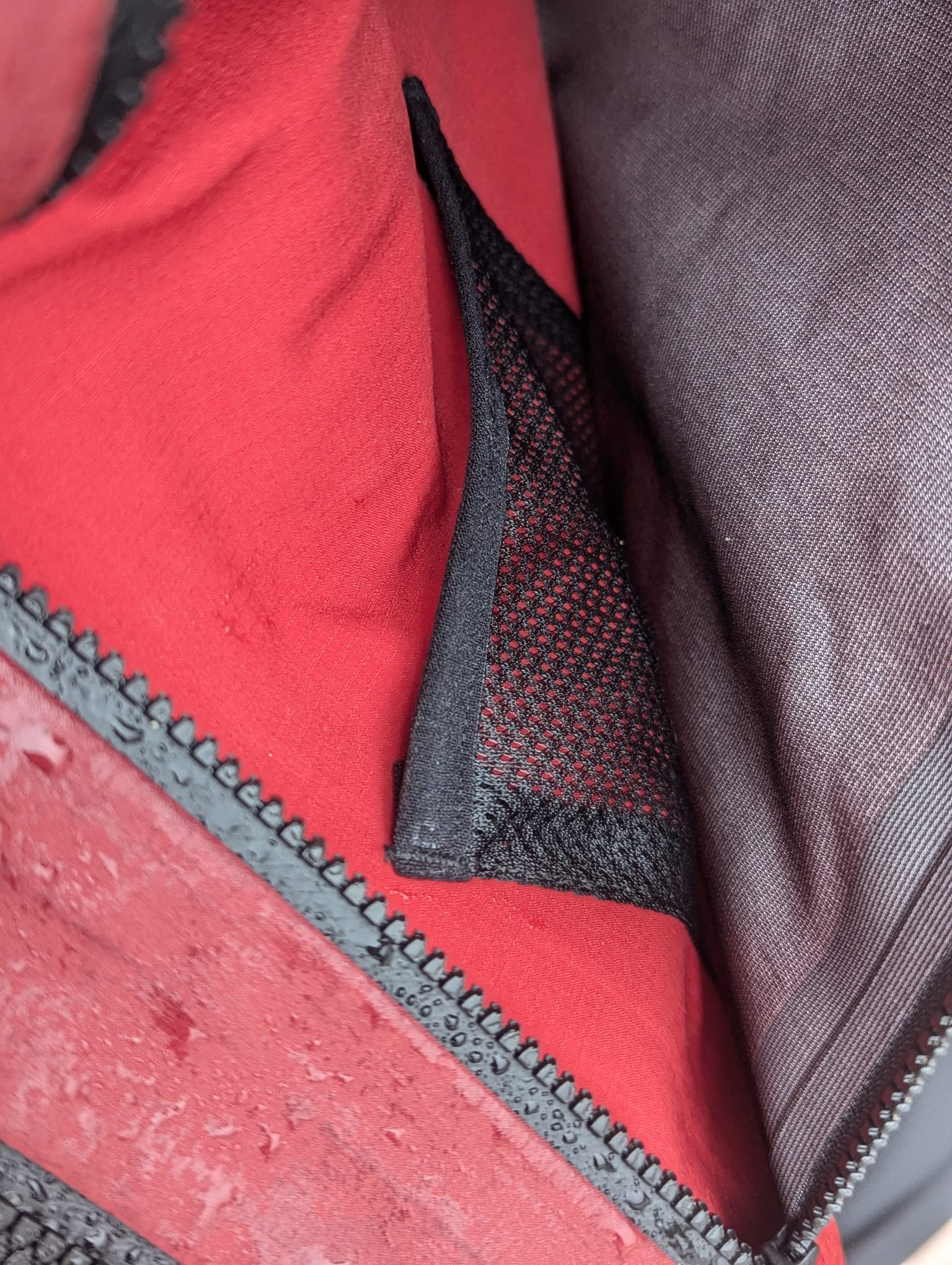 Große Brusttasche mit integrierter Tasche für Wertsachen und Handy