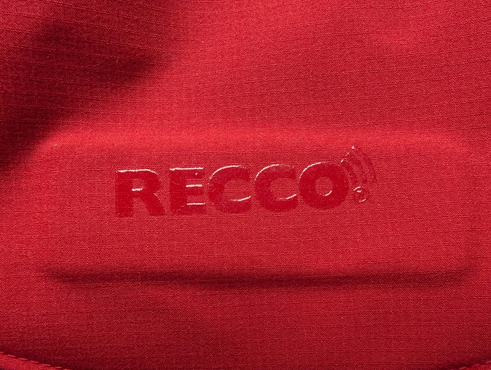 Eingearbeiteter Recco-Reflector in der Kapuze
