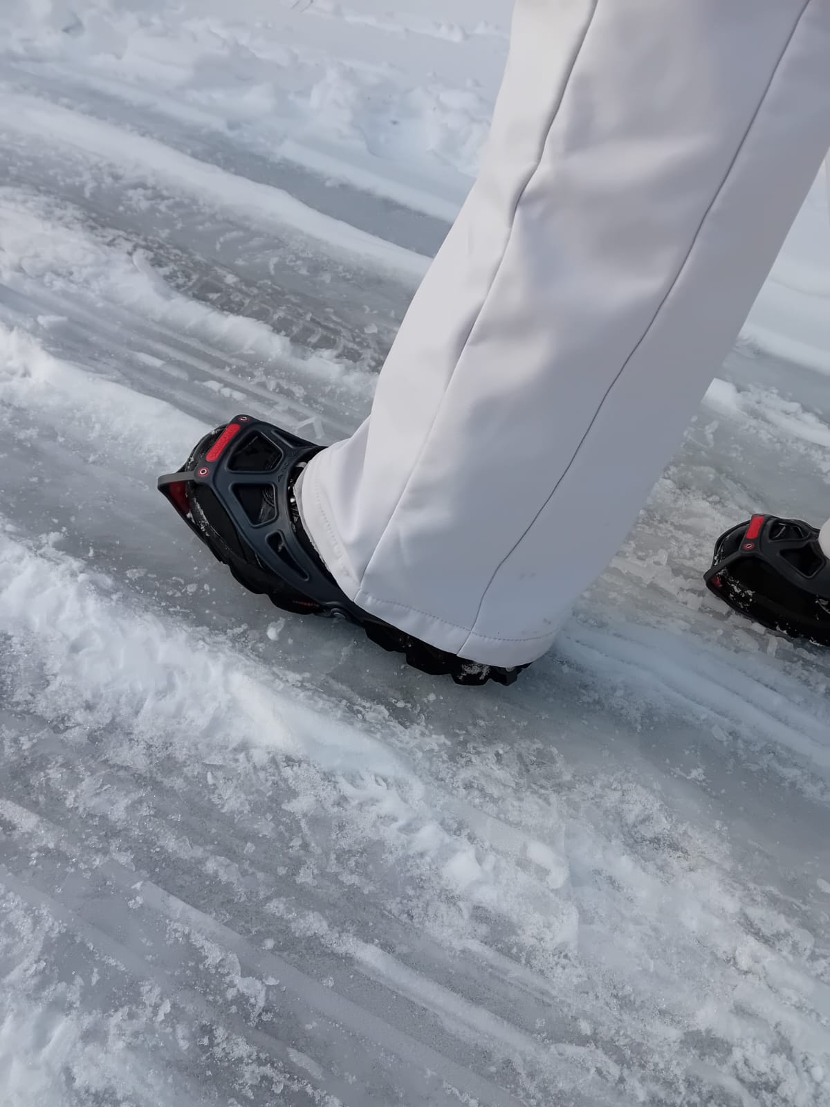 Spikes auf breiten Winterschuhe